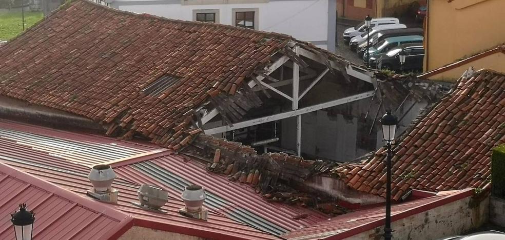 Se derrumba parte del techo de la antigua fábrica de Remo en Candás